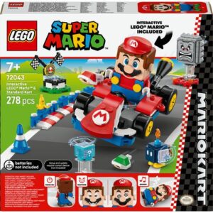 LEGO Super Mario 72043: Mario Kart Interativo com figura do Mario e kart padrão em pista.